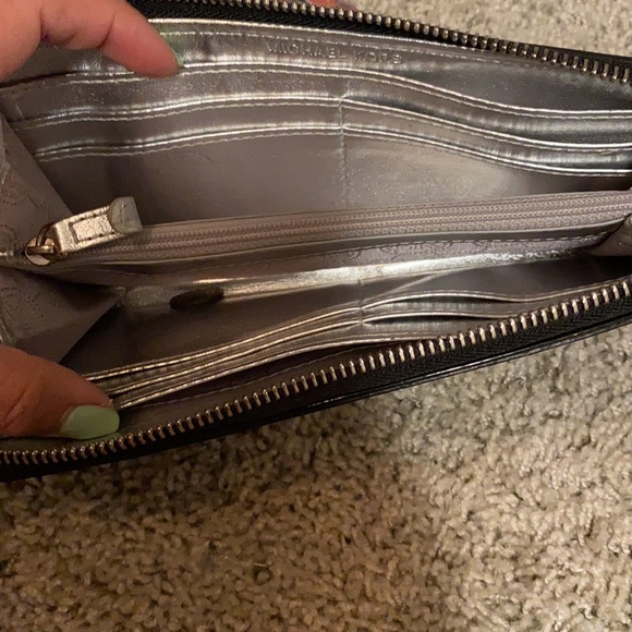 Michael kors patent leather wallet - Picture 3 of 3